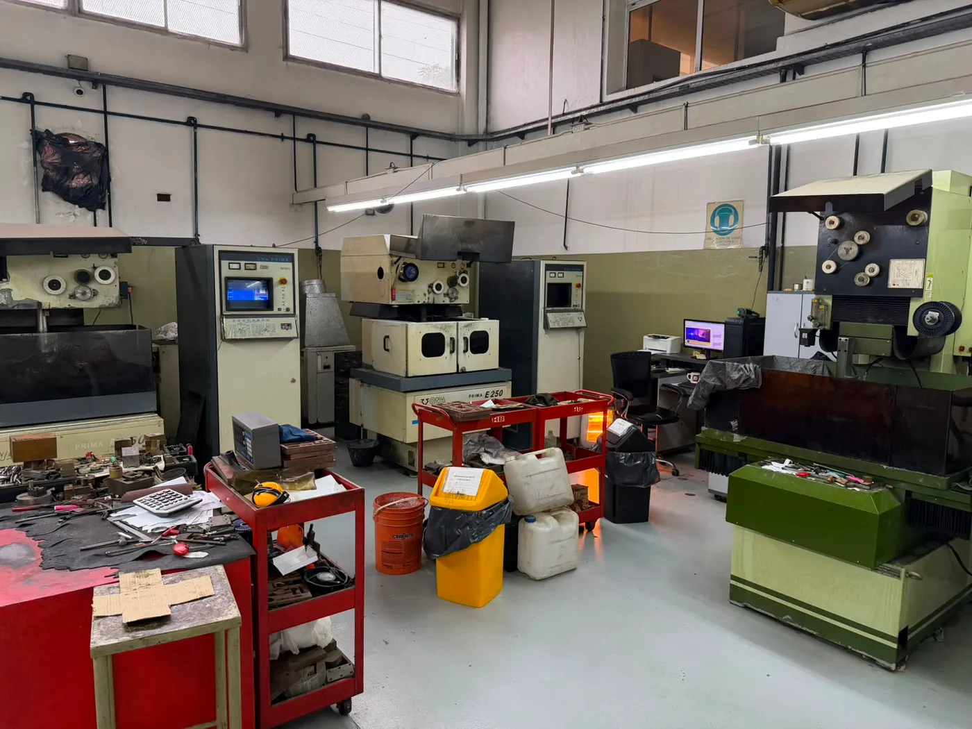 Sala de electroerosión de Frahejuto con dos máquinas ONA Prima y una de corte por hilo