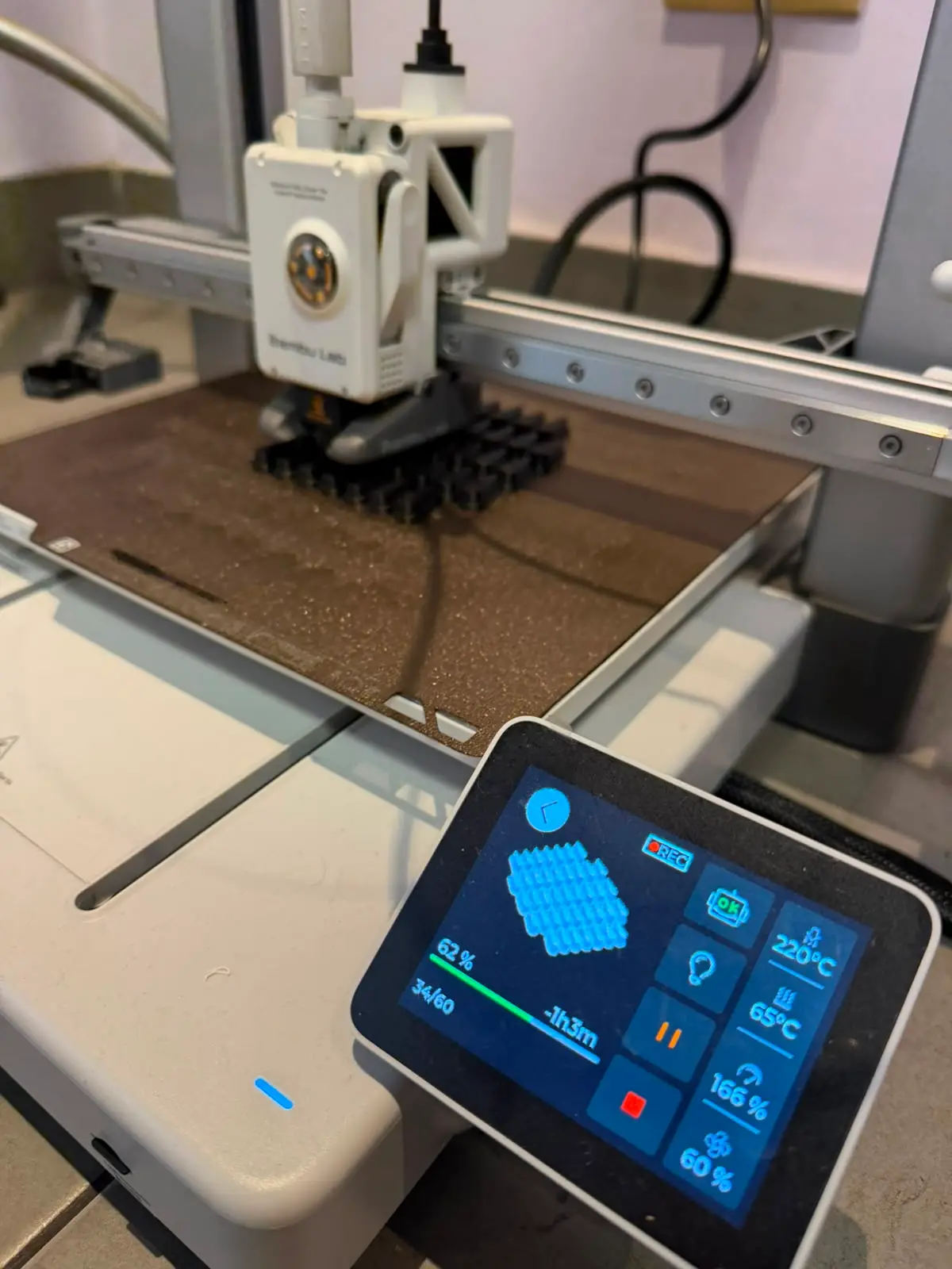Pantalla de la impresora 3D con el prototipo a mitad de impresión, en la capa 34 de 60