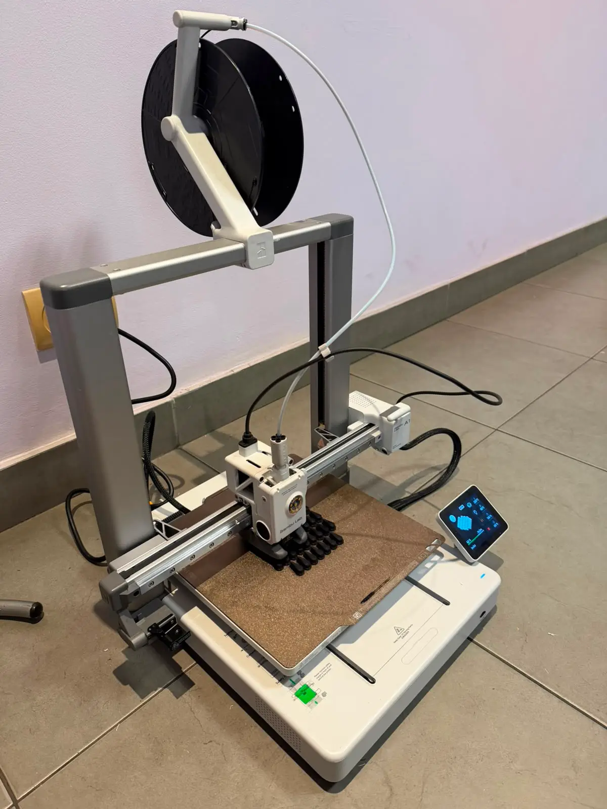 Impresora 3D de Frahejuto imprimiendo un prototipo antes de fabricar la matriz