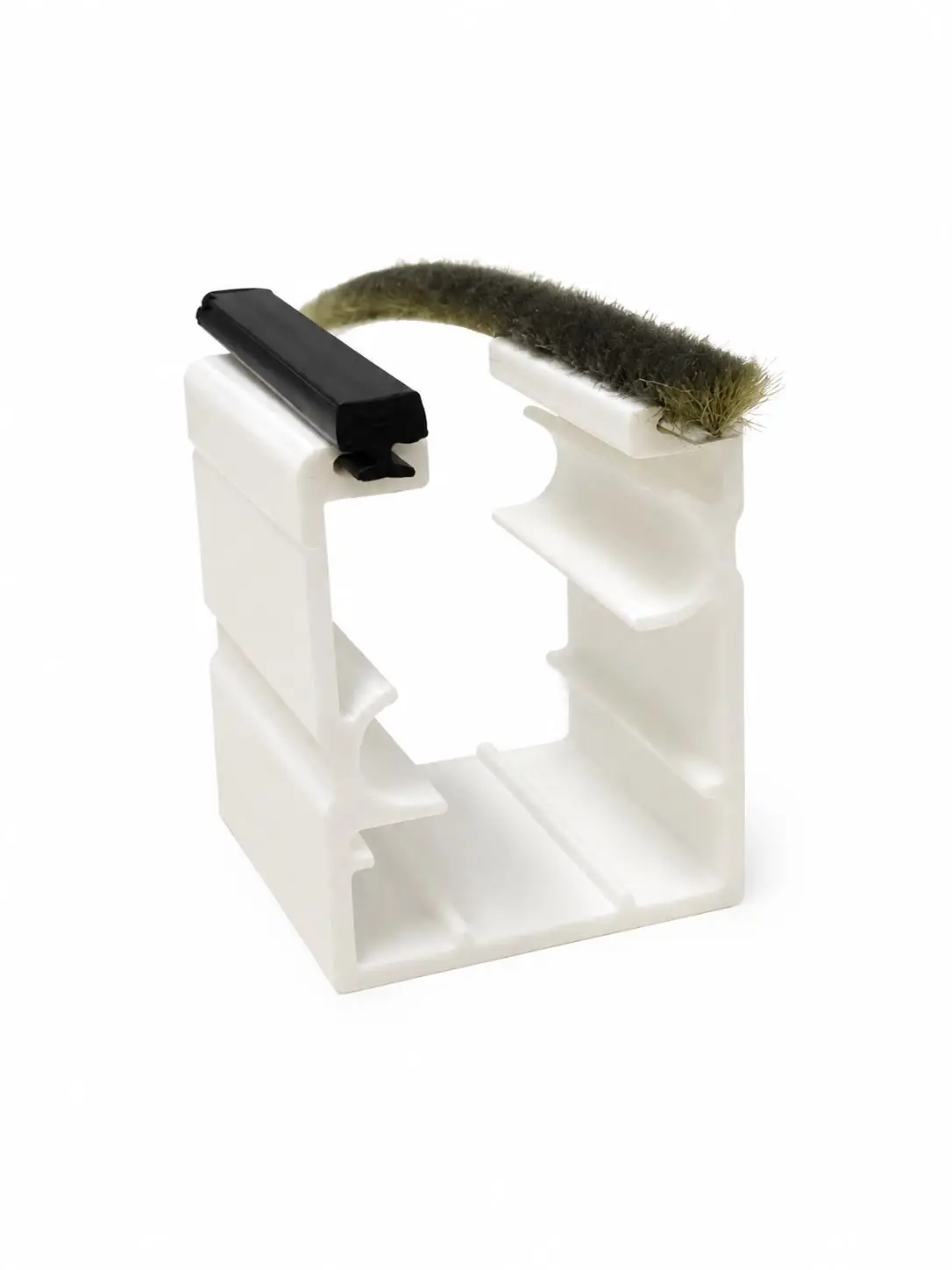 Prototipo de un perfil impreso en 3D en plástico blanco, con el burlete y el felpudo colocados para probar que encastran